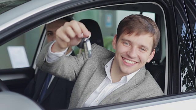 快乐的顾客拿着他的新车钥匙视频素材