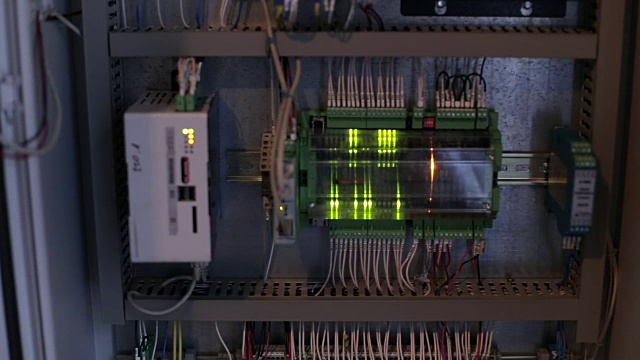 电源线连接到电气柜内的空开视频素材