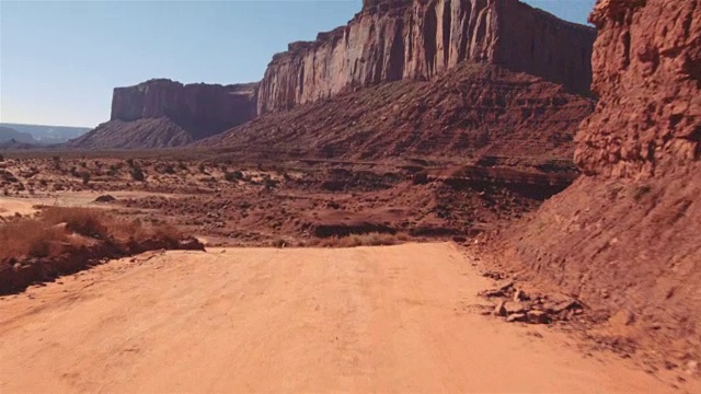 驾驶美国:汽车安装相机沿着崎岖的道路在犹他州纪念碑谷亚利桑那州视频下载