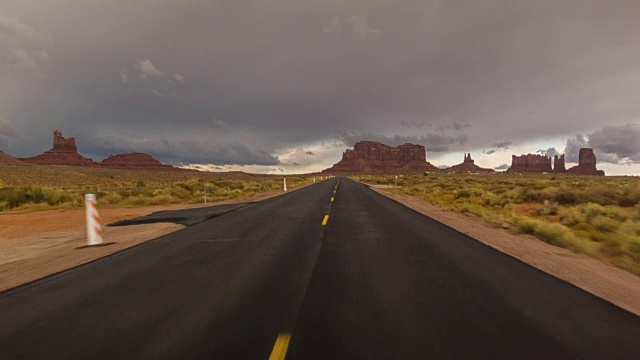 驾驶美国:在一个孤独的沙漠道路上驾驶的观点，纪念碑谷视频下载