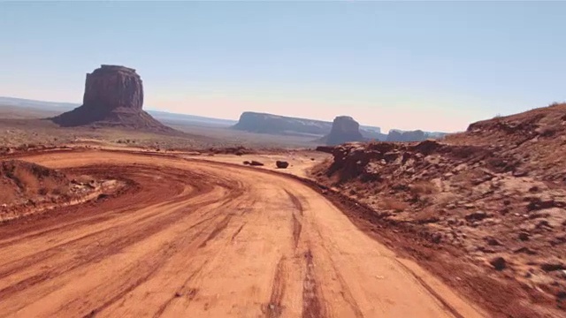 驾驶美国:沿着崎岖不平的道路纪念碑谷亚利桑那犹他州视频下载