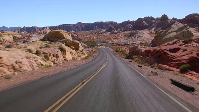 驾驶美国:汽车POV沿着空沙漠道路通过火谷，内华达州视频下载