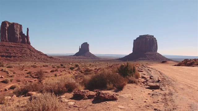 驾驶美国:纪念碑谷的观点，汽车拍摄沿着崎岖的土路视频下载