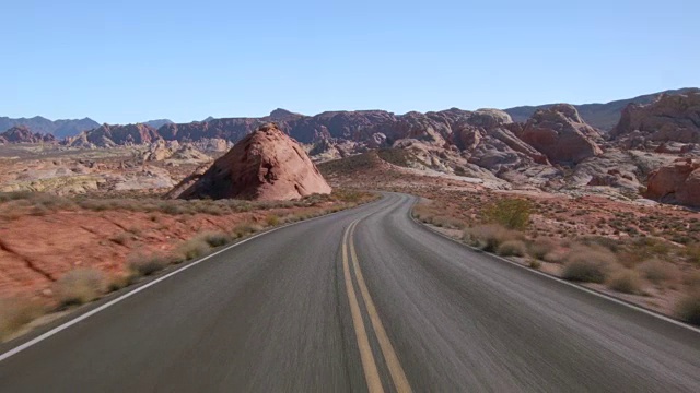 驾驶美国:视点汽车拍摄的壮观的沙漠景观在火谷，内华达州视频下载