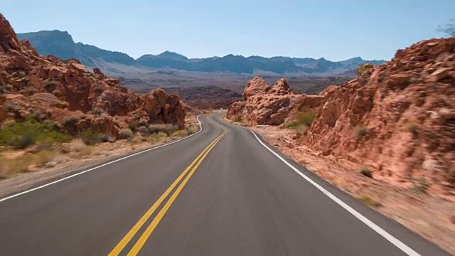 驾驶美国:壮观的红色岩石和山脉驾驶射击在火谷，内华达州视频下载