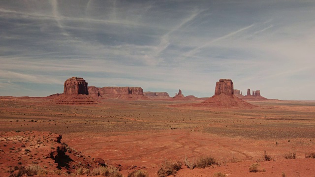 在美国纪念碑谷，壮观的云穿越沙漠的时间间隔视频下载