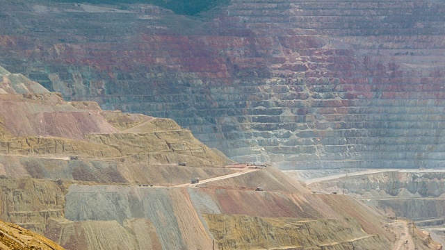 大型露天矿山采石场的自卸卡车视频下载