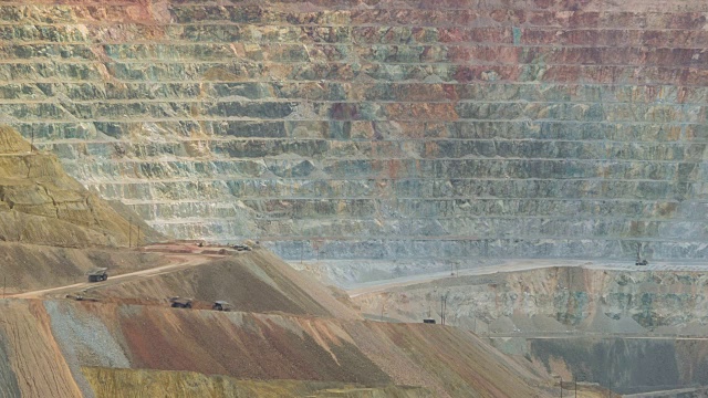 在美国新墨西哥州巨大的露天矿山的采矿卡车的延时镜头视频下载
