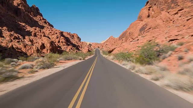 驾驶美国:在内华达州火谷穿过红色砂岩地层的孤独空旷高速公路视频下载