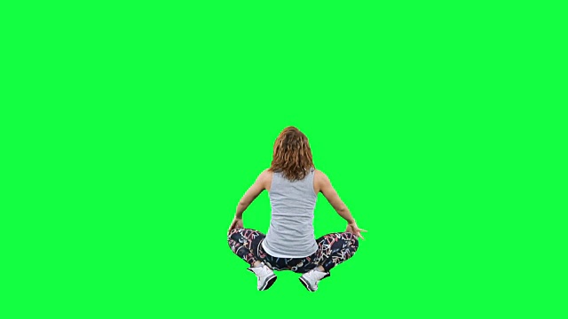 跳舞的女人孤立在绿色视频下载