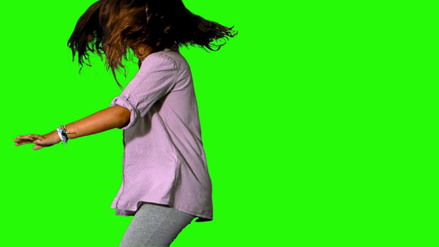 小女孩跳起来，打开绿色屏幕视频素材