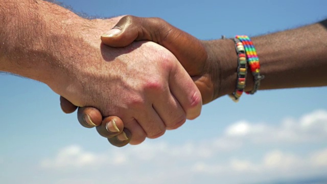 握手是国际友谊的象征视频下载