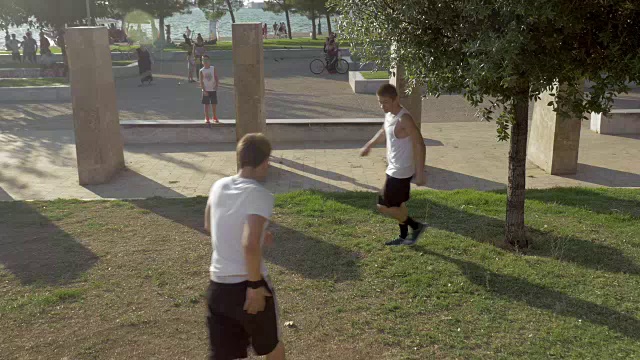 两个年轻的跑酷运动员展示技能视频素材