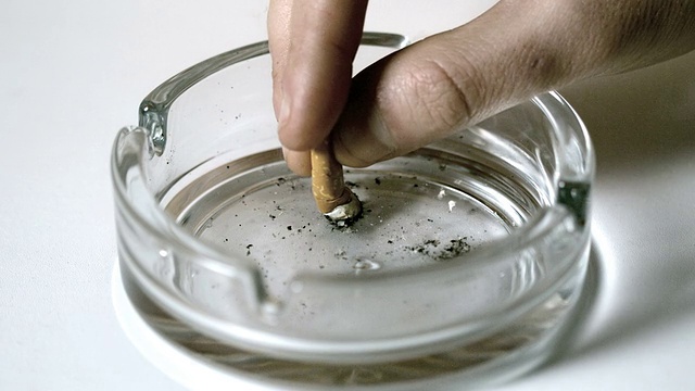 用手在空烟灰缸中熄灭香烟视频下载