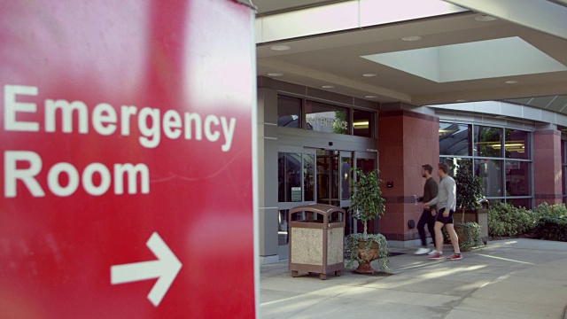 现代医院大楼入口，用R3D拍摄的标志视频下载