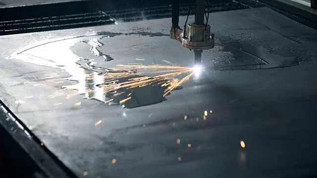 工业激光切割加工制造技术的平板金属材料与火花视频素材