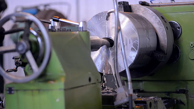 一个在工厂车间工作的铣床操作员在钢上做一些特殊的加工视频素材