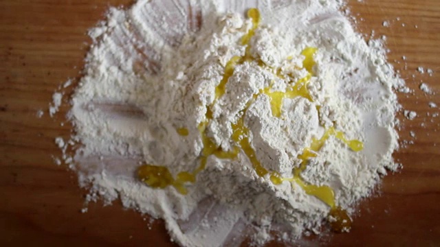 手工制作面团橄榄油和面粉视频素材