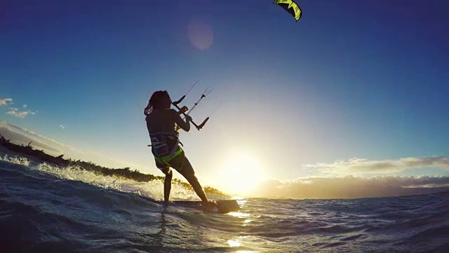 极限风筝冲浪女孩在日落。夏季海洋运动的慢动作。视频素材