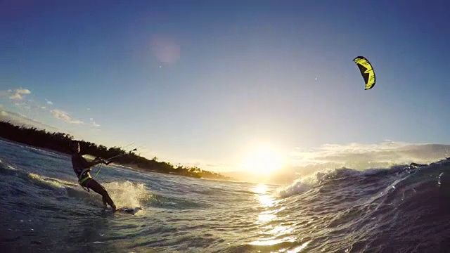 极限风筝冲浪女孩在日落。夏季海洋运动的慢动作。视频下载