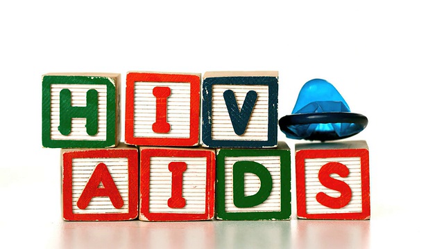蓝色的避孕套掉在积木上，拼成了“AIDS”和“HIV”视频下载