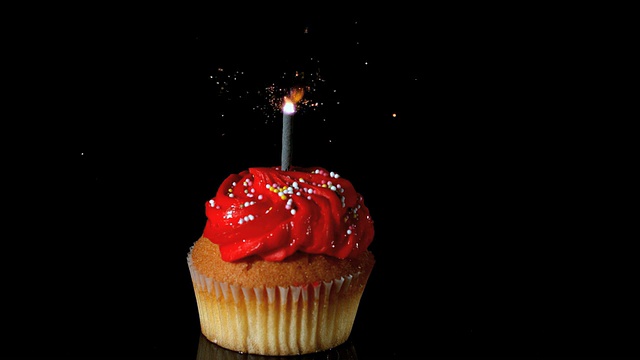红色生日蛋糕上的烟火在燃烧视频素材