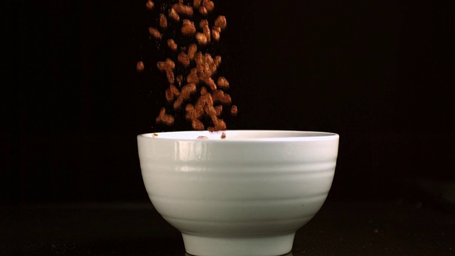 巧克力米粒落在碗里视频素材