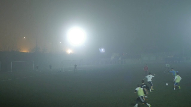 年轻的足球队在雾天进行比赛。贝尔格莱德,塞尔维亚视频下载
