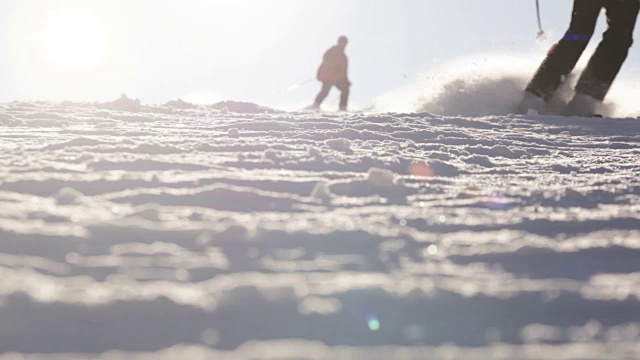 滑雪者下坡:从地面上看视频素材