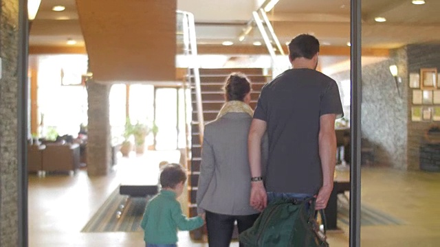 年轻的家庭享受与温泉酒店视频下载
