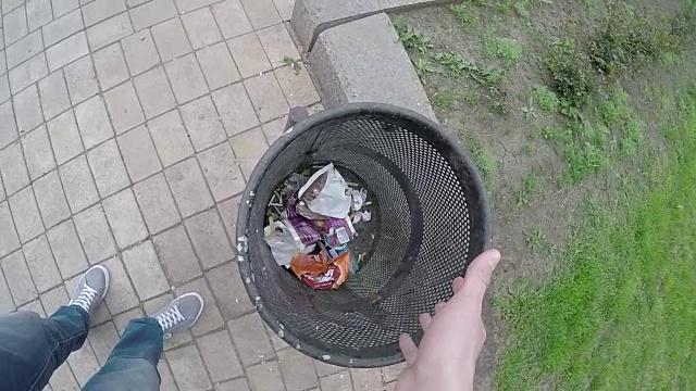 一个人把垃圾扔进篮子里视频下载