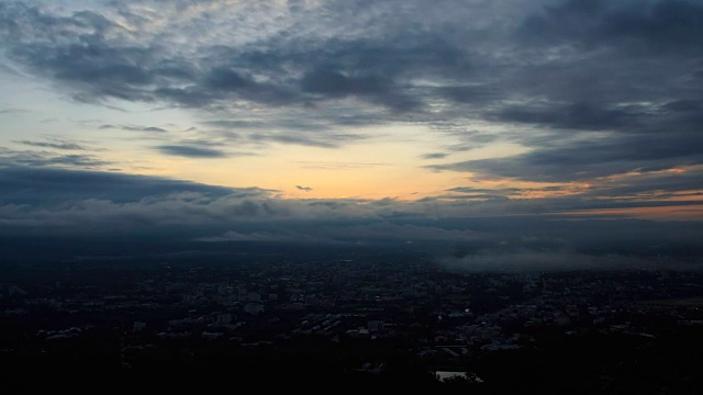 高清时间推移在泰国城市戏剧性的日出。移动和改变颜色的云。视频素材