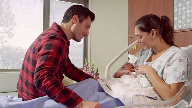 家庭与新生儿在医院分娩病房拍摄R3D视频素材