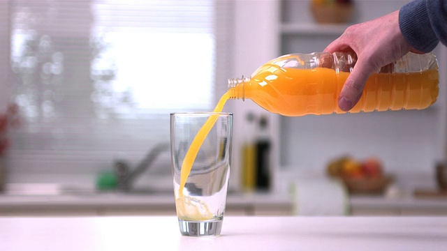 男子用手倒橙汁视频素材