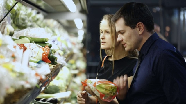 男人和女人在杂货店买新鲜蔬菜视频素材