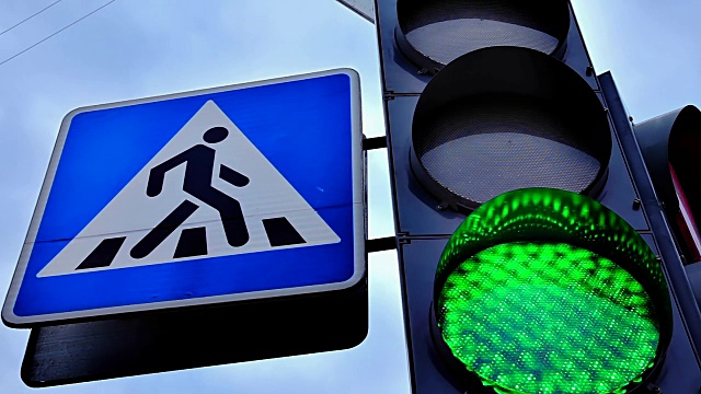 带有人行横道标志的交通灯视频下载