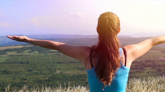 健康年轻健身女性运动自然夏日景观视频下载