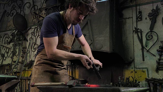 铁匠艺术家在他的工作室视频下载