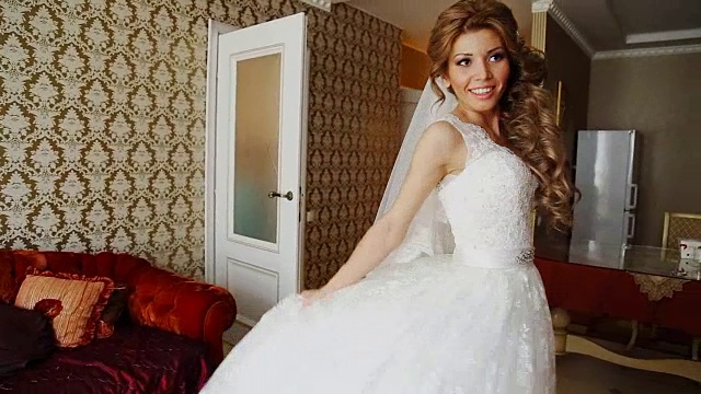 不可思议的美丽，年轻新娘在酒店房间摆姿势视频下载