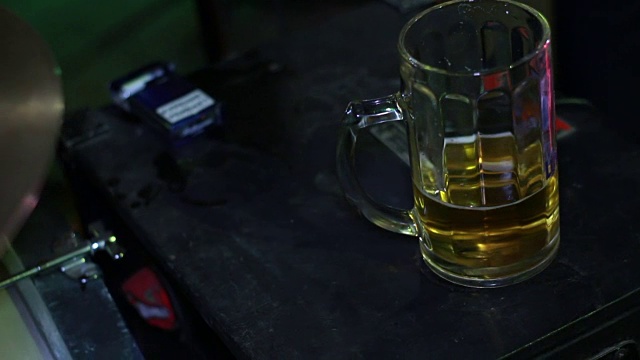 酒吧里的啤酒杯。视频下载