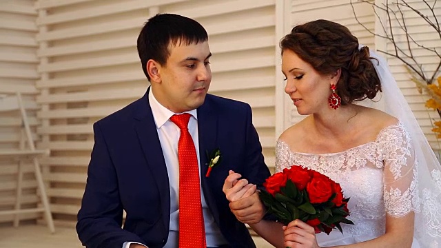 婚礼上美丽的年轻夫妇坐着视频下载