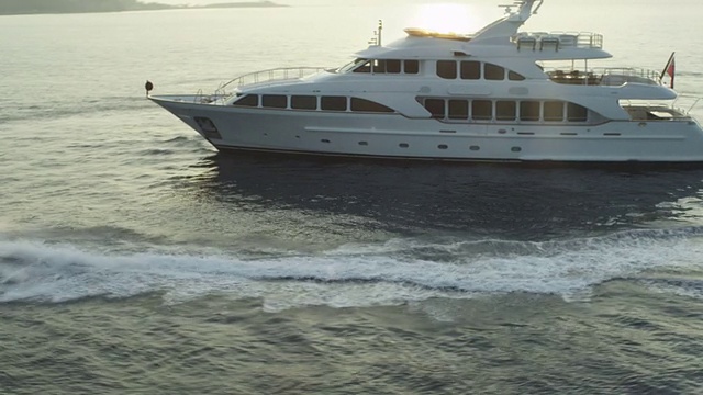 水上摩托艇在日落盘旋游艇-直升机拍摄视频下载