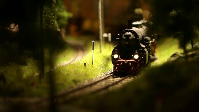 蒸汽机车和汽车玩具进入了儿童世界视频素材