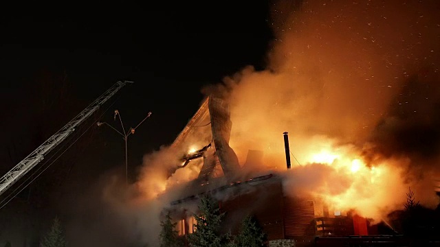 房子着火了。地狱火海。视频素材