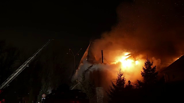 房子着火了。地狱火海。视频素材