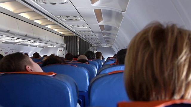 伏尔加格勒，俄罗斯联邦- 2015年2月19日:飞机内部座椅上的乘客。视频素材