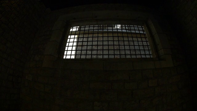 从中世纪地牢的铁栏窗口望出去视频素材