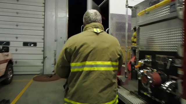 消防员进入消防车视频素材