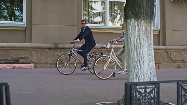 骑自行车去办公室视频素材