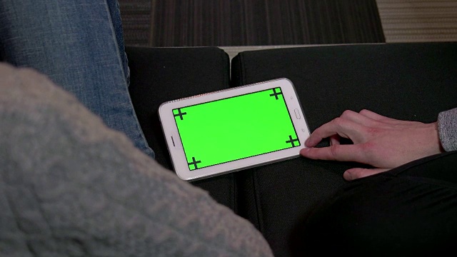已婚夫妇使用绿色屏幕的ipad数字平板电脑，人们和电脑显示器在家里的沙发上。Wi-fi网络和电子邮件，夫妻窝在沙发上的生活方式视频素材